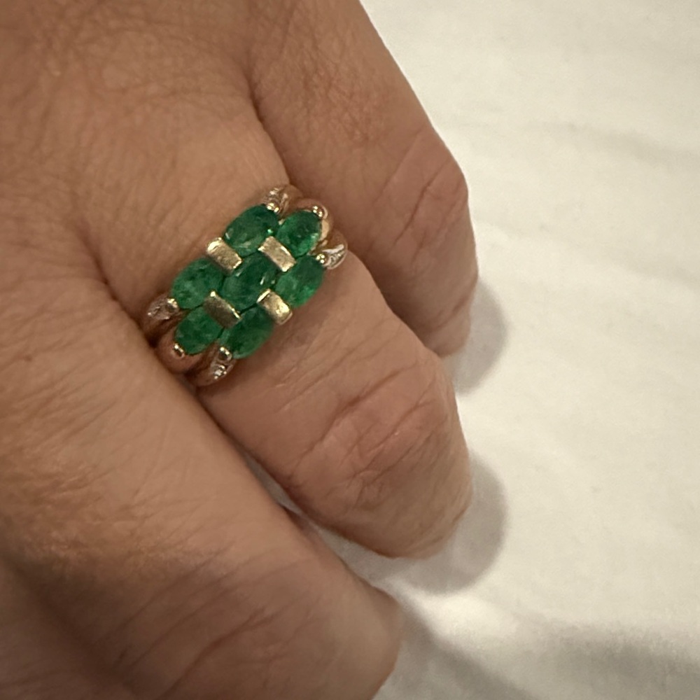 Elegant Designer Gold and Emerald Gemstone Women's Ring